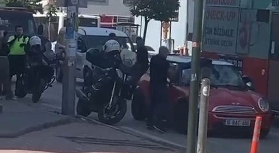 Bursa'da polislerin ceza yazmasına sinirlendi, kendi aracına zarar verdi!