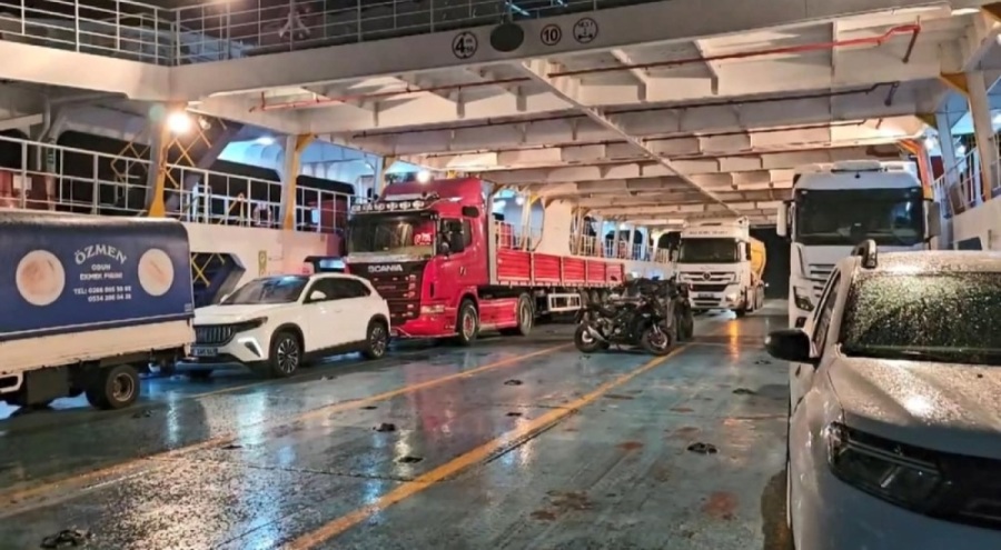 Marmara Denizi'nde makine arızası yapan feribot Avşa'ya yanaştı