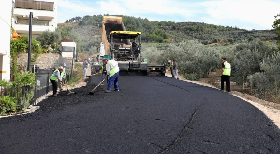 Mudanya konforlu ve güvenli bir ulaşım ağı oluşturmak için yolları yeniliyor