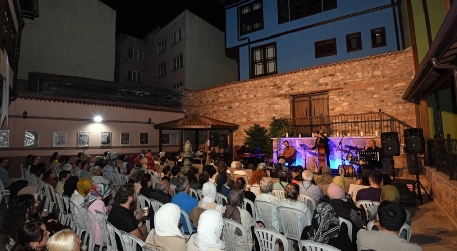 Bursalılardan "Doğudan Batıya Etnik Caz Konseri" etkinliğine büyük ilgi