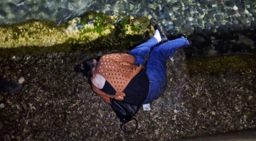 Alkollü kadın deniz kenarına düşerek baygınlık geçirdi