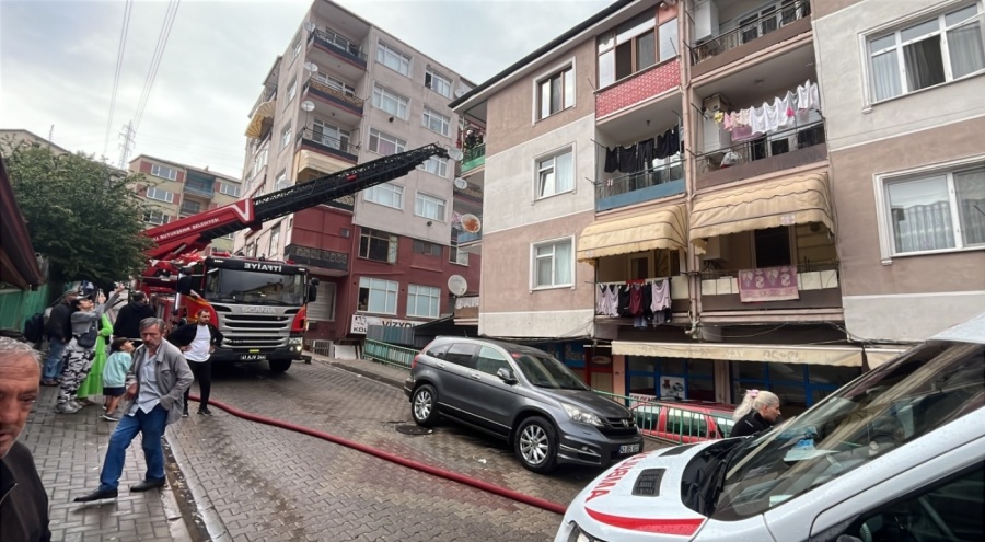 3 katlı binada yangın paniği! Mahsur kaldı