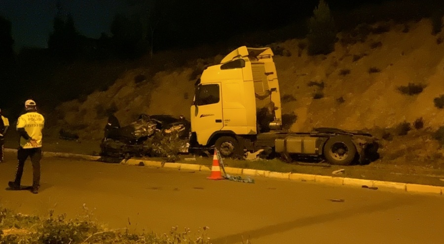 Karşı şeride geçen tır otomobili biçti: 1 kişi hayatını kaybetti!