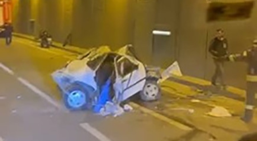 Tıra çarpan otomobil kağıt gibi ezildi