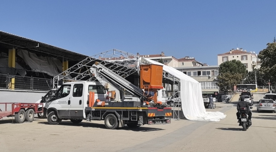 Bursa'da pazar yerine branda kurarken 5 metre yükseklikten düştü