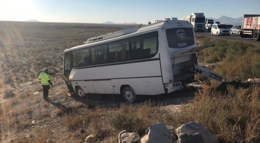 Konya'da korkutan kaza: İşçi servisi ile otomobil çarpıştı!