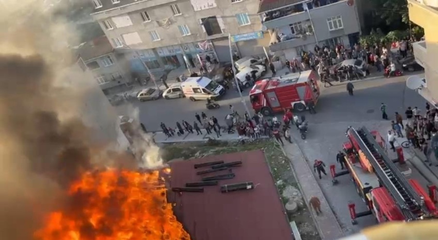 Arnavutköy'de 3 katlı binanın çatısı alevler içinde kaldı!