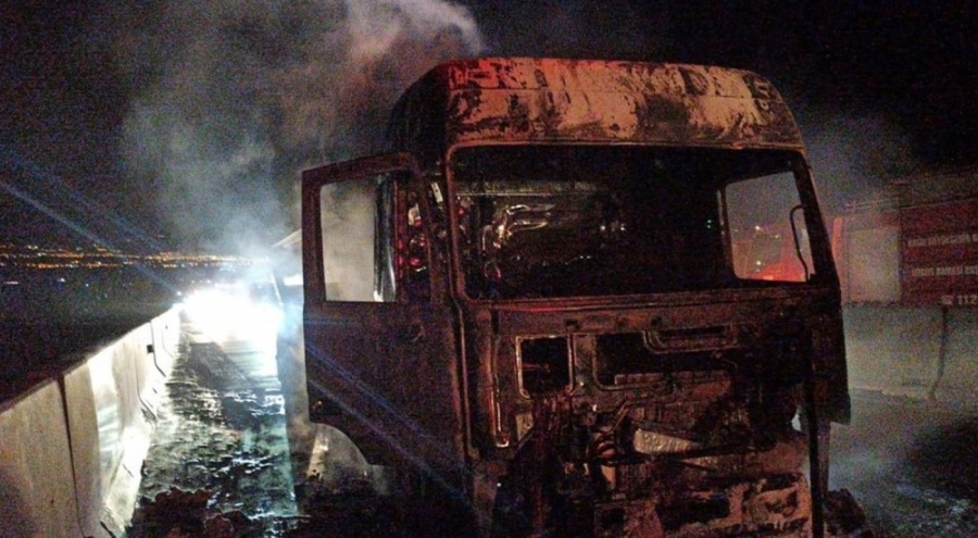 Hatay'da hafriyat kamyonu alev alev yandı!