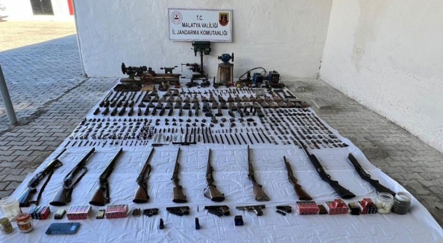 Malatya'da jandarmadan dev operasyon: Çok sayıda silah ile kimyasallara el konuldu!