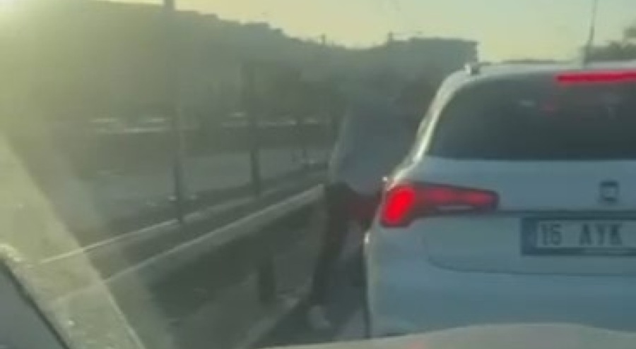 Bursa'da yol verme kavgasında yumruklar konuştu!