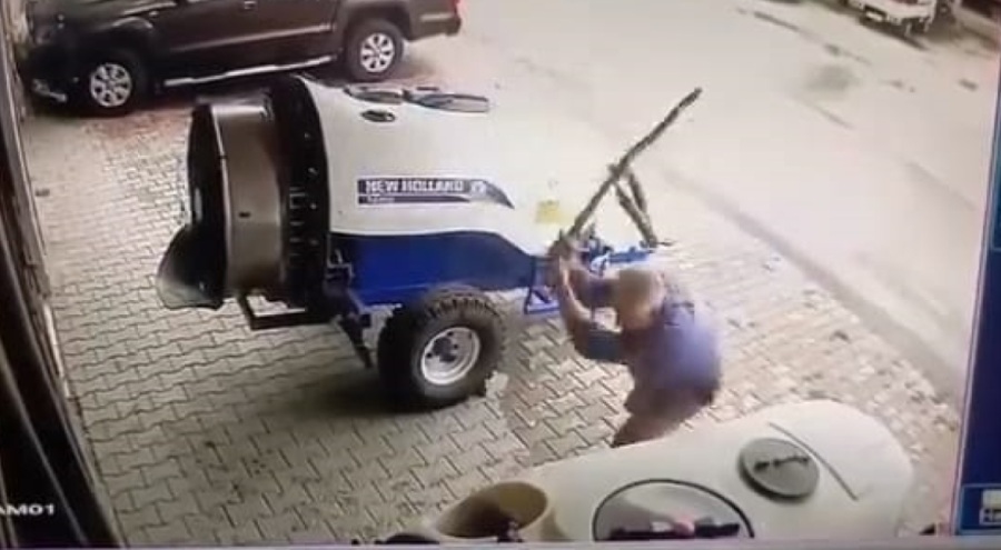 Bursa İnegöl'de vahşet! Sokak köpeğini sopayla öldürdü!