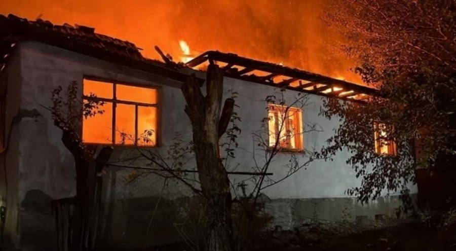 2 katlı ahşap ev alevlere teslim oldu