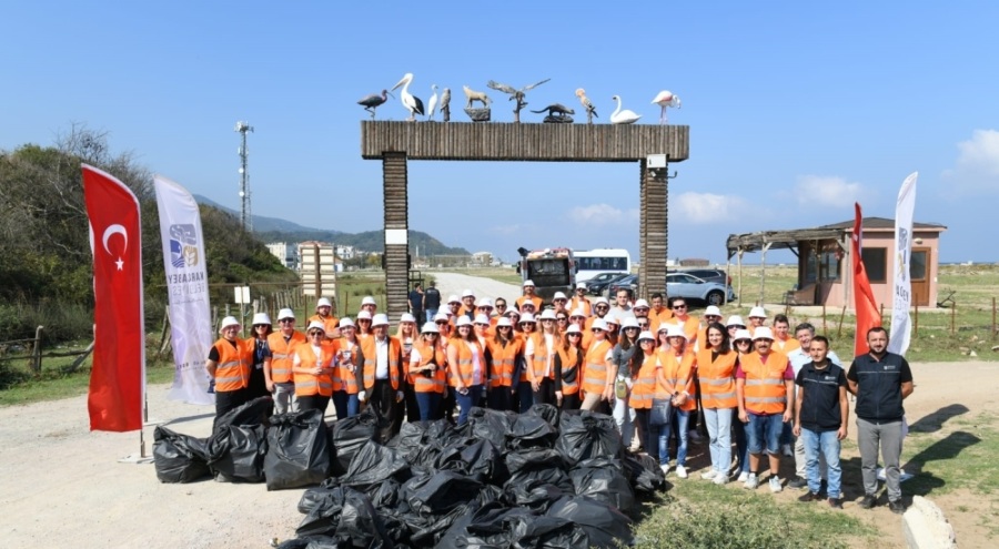 Bursa'da Karacabey'in Yeniköy sahillerinde gönüllü temizlik hareketi