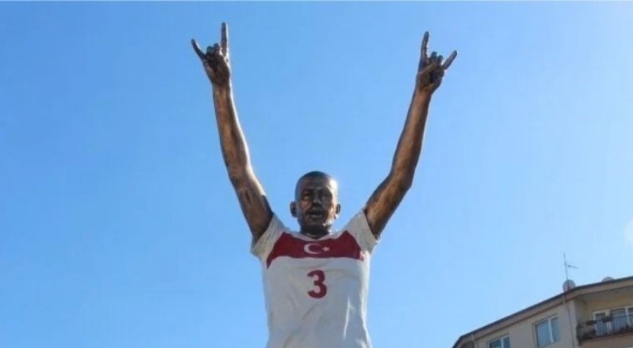 Bolu'ya Merih Demiral'ın 'Bozkurt' işareti yapan heykeli dikildi!