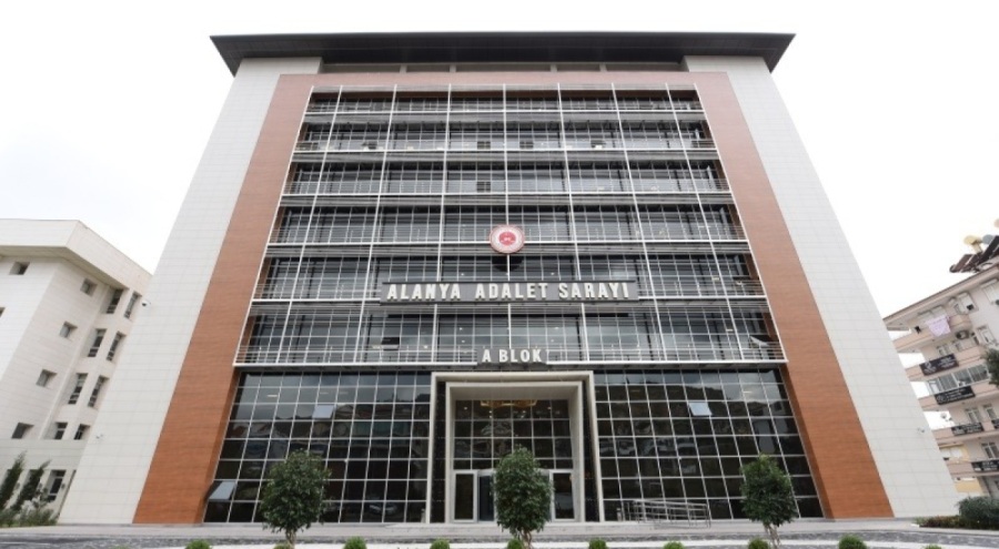 Antalya'da bir kişi tartıştığı oğlunu silahla öldürüp eşini ağır yaraladı