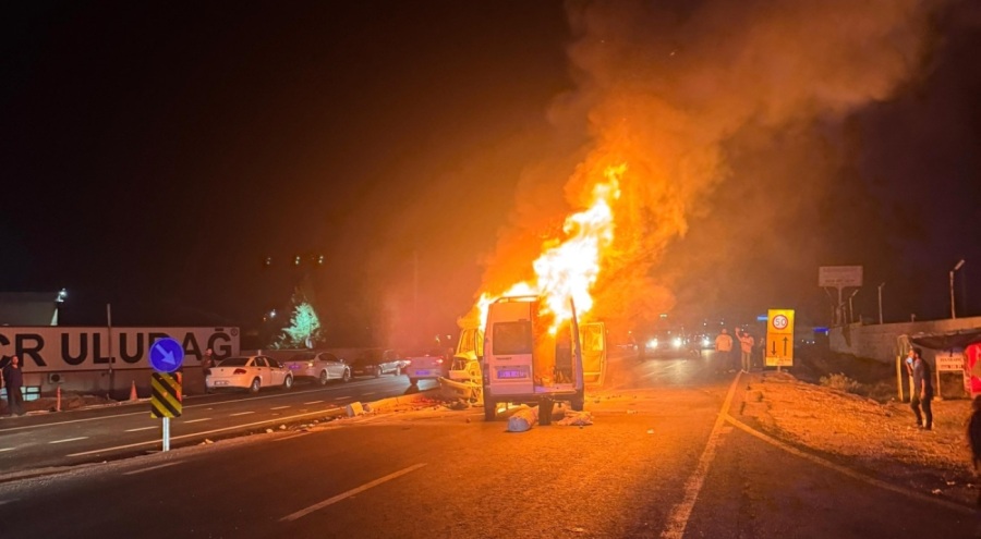 Kafa kafaya çarpışan kamyonet ile minibüs alev aldı: 11 yaralı