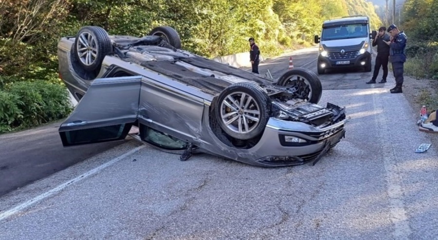 Abant Gölü yolunda kiralık otomobille takla attılar!