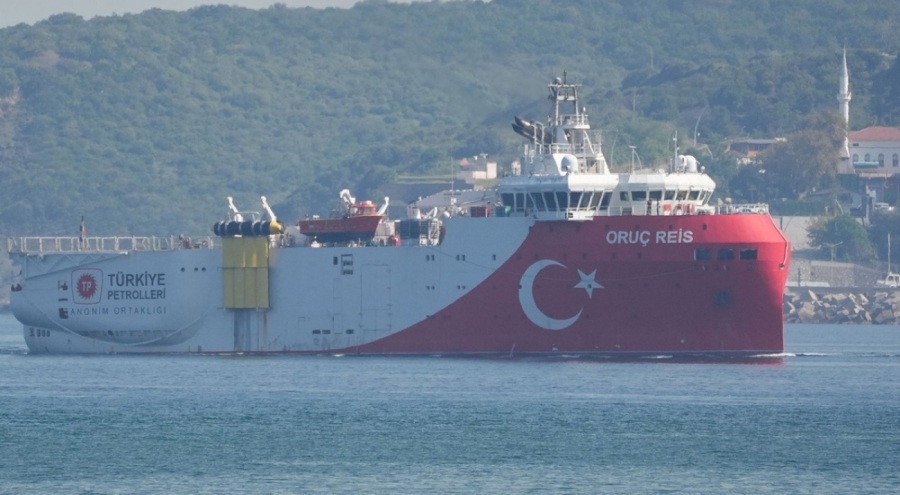 Oruç Reis Araştırma Gemisi İstanbul Boğazı'ndan geçiş yaptı