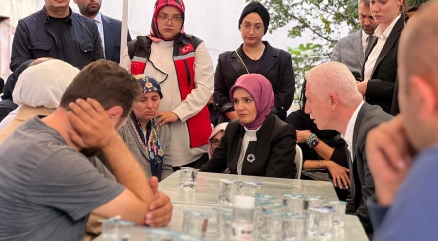 Aile ve Sosyal Hizmetler Bakanı Göktaş, İstanbul'da öldürülen iki genç kadının ailelerini ziyaret etti