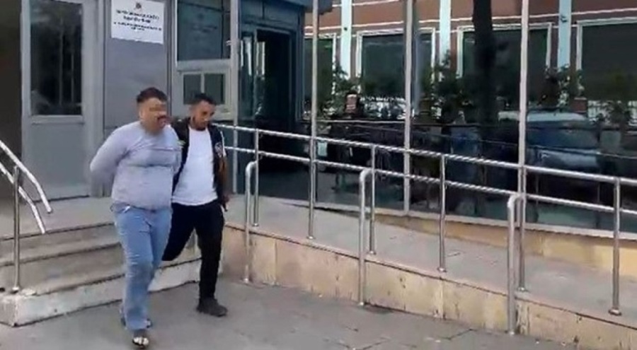 Sokakta çıplak dolaşan kişi yakalandı