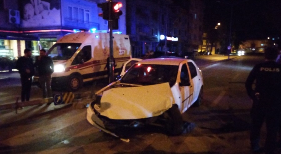 Bursa'da kavşakta otomobiller çarpıştı: 3 yaralı