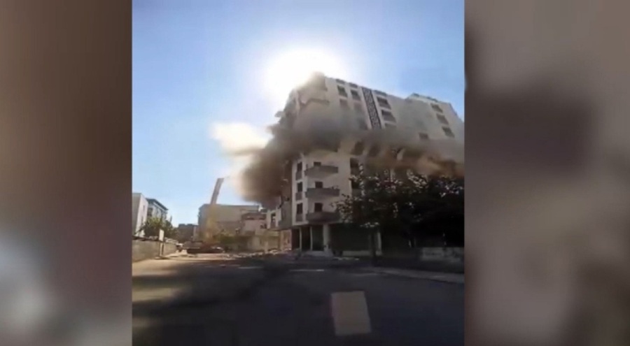 Ağır hasarlı binanın yıkımı kontrolden çıktı!