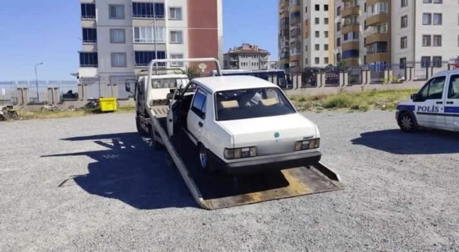 Aracının kapısı açık seyreden sürücüye ceza!