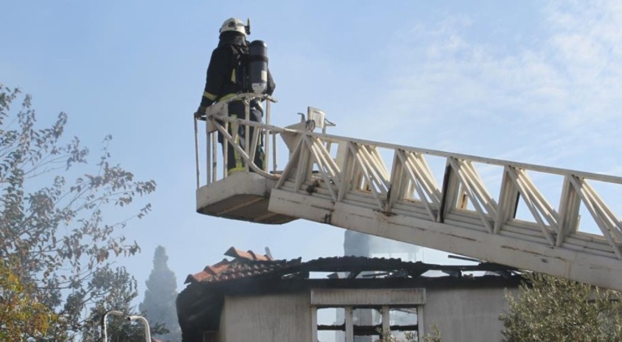 Antalya'da yangın paniği! 2 katlı evin üst katı küle döndü
