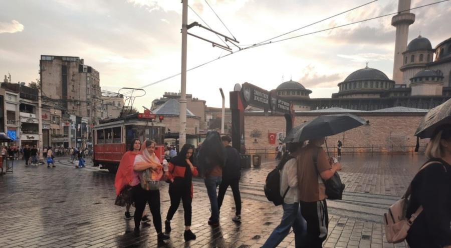 Taksim'de bastıran yağmur vatandaşlara zor anlar yaşattı