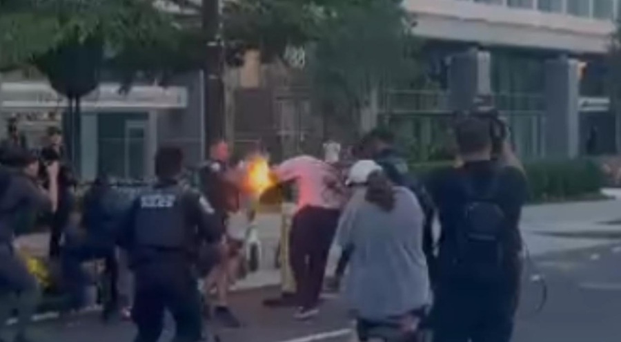 Beyaz Saray yakınlarında, gazeteci olduğunu iddia eden bir kişi kendini yakmaya kalktı!