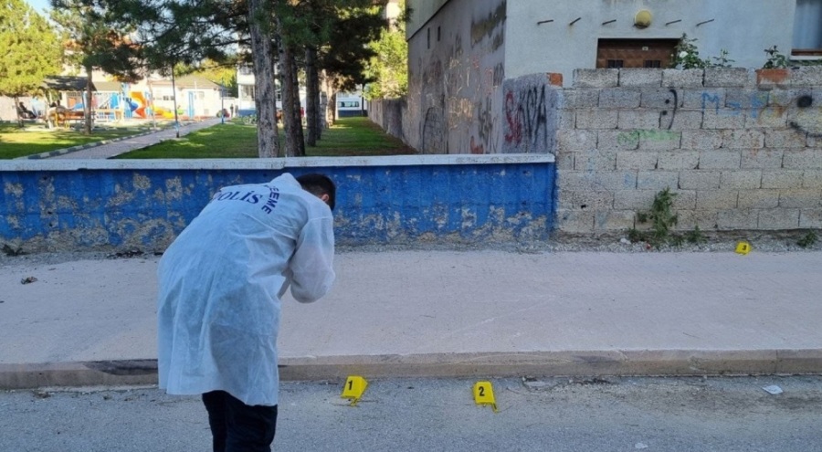 Parkta buluştuğu kişiyi tabancayla vurdu!