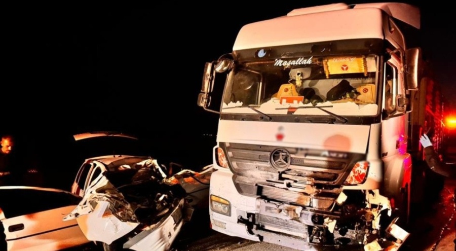 Tır, otomobili kağıt gibi ezdi: 3 kişi can verdi!