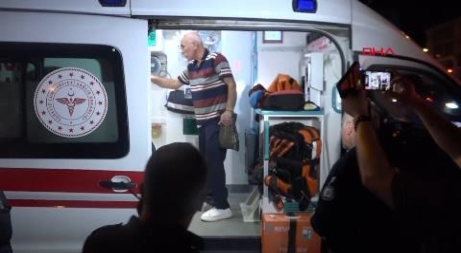 Tramvay ile ambulans çarpıştı 3'ü sağlık çalışanı 4 kişi yaralandı!