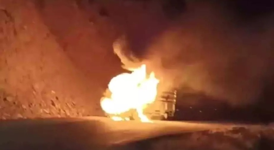 Seyir halindeki kamyonet yangın çıkardı!