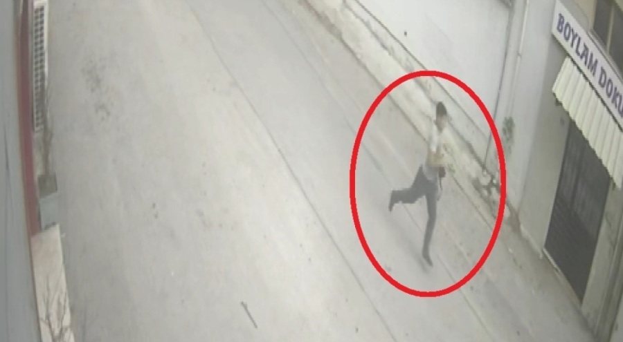 Bursa polisi sokak sokak aradığı azılı hırsızı otostop çekerken yakaladı