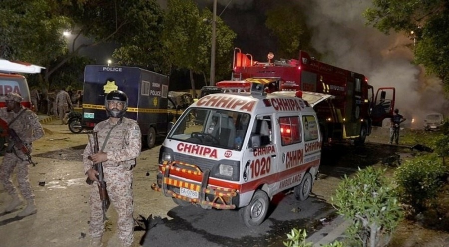 Pakistan'da havalimanı yakınında patlama! Çok sayıda can kaybı