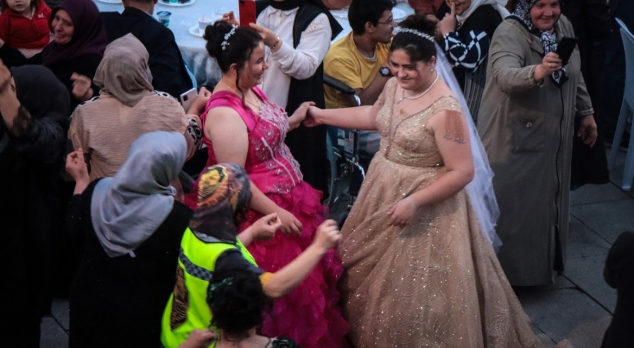 Bursa'da engelli gençler temsili düğünde eğlendi