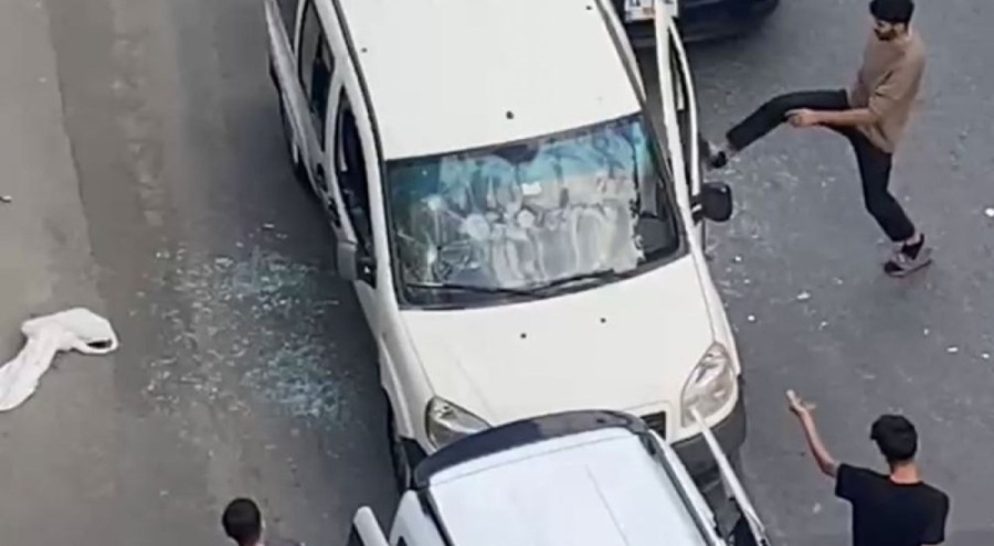 Çekiçli maganda dehşeti! Otomobilin önünü kesip sürücüyü dövdüler