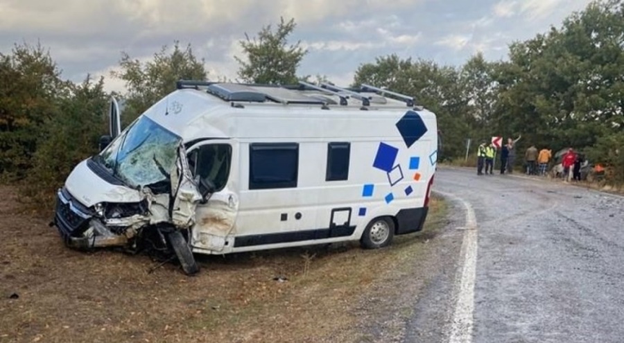 2 minibüs çarpıştı: 6 yaralı