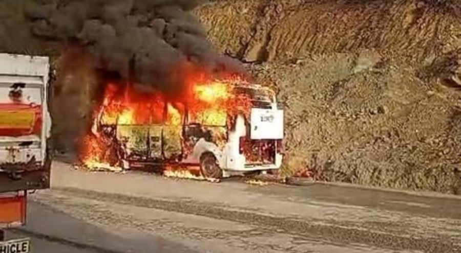 İşçi servisi alev alev yandı