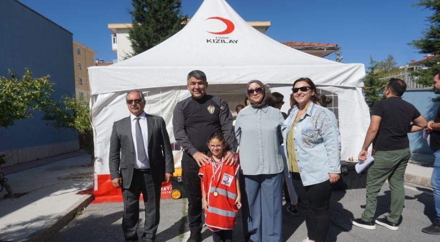 Kan bağışçısı getiren öğrenciye madalya!