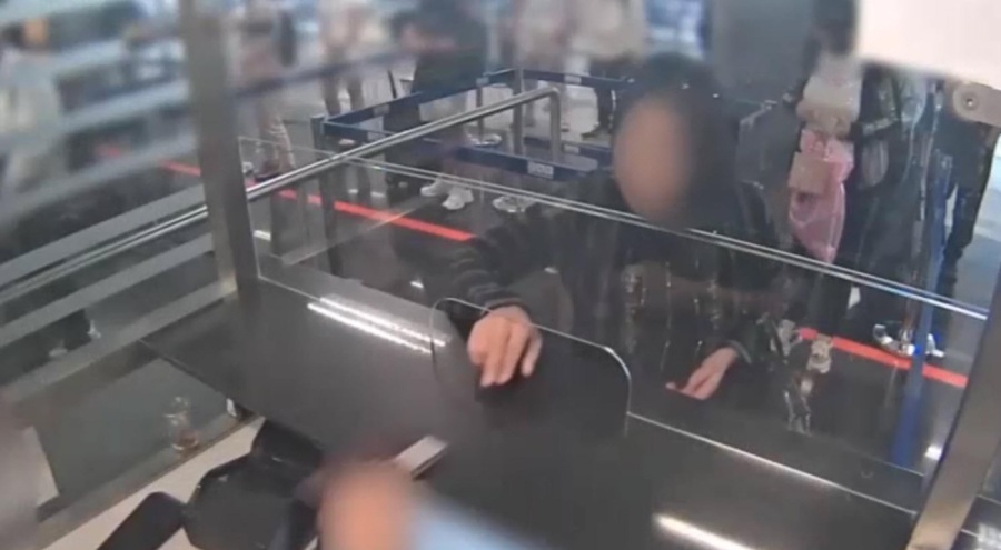 Havalimanında cinsel organlarında taşıdıkları külçe altınlarla yakalandılar!