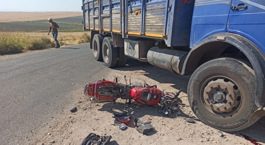 Motosiklet kamyonla çarpıştı: 1 ölü, 1 yaralı!