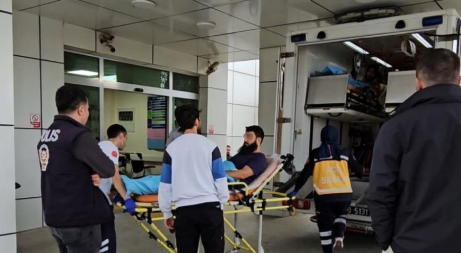 Kavgayı ayırmak isterken kendisine saldıran 4 kişiyi silahla vurarak yaraladı!