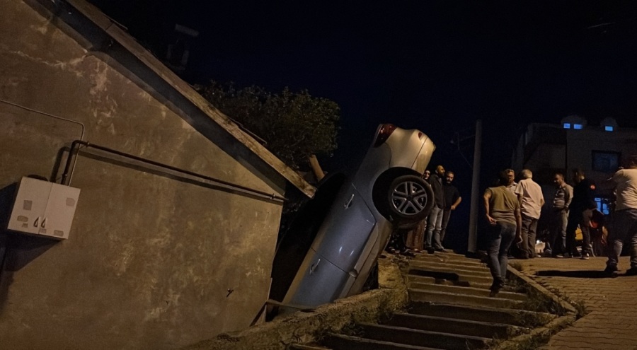 Park halindeyken hareket eden otomobil, ev ile istinat duvarı arasına düştü!