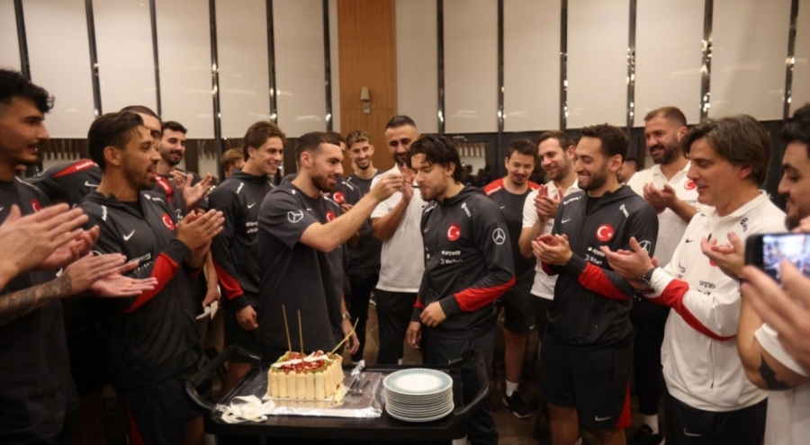 Futbolcu Ferdi Kadıoğlu'nun 25. yaş günü A Milli Takım kampında kutlandı