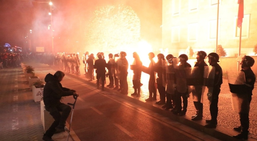 Arnavutluk'ta hükümet karşıtı protesto düzenlendi!