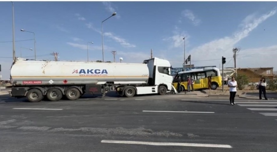 Tanker minibüse çarptı