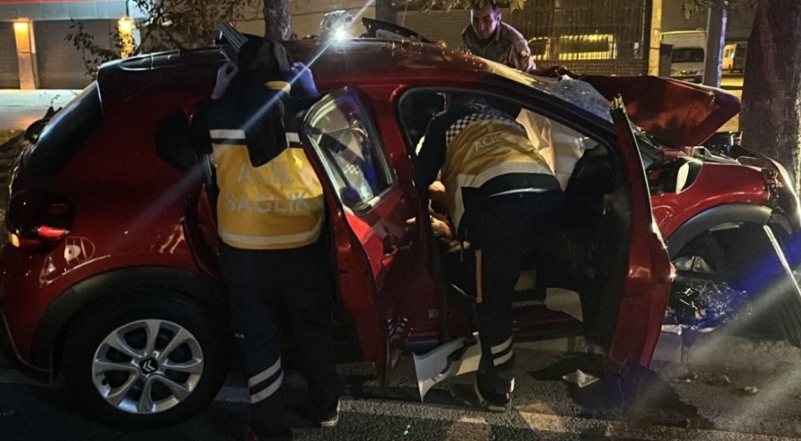 Ağaca çarpan otomobil hurdaya döndü! Yaralılar var