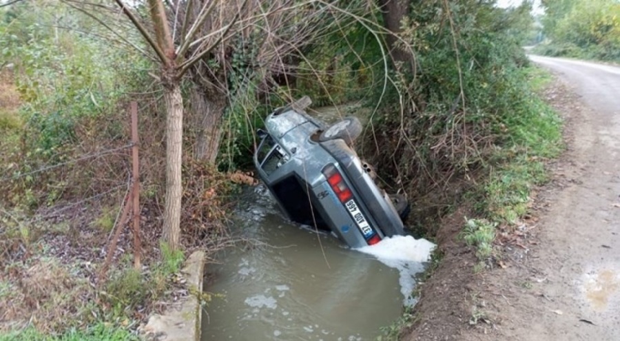 Otomobil su kanalına devrildi: 3 yaralı